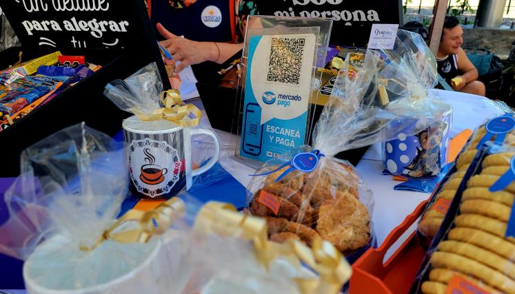 Imagen de un stand con productos re regalo: tazas, galletas, dulces y otros productos