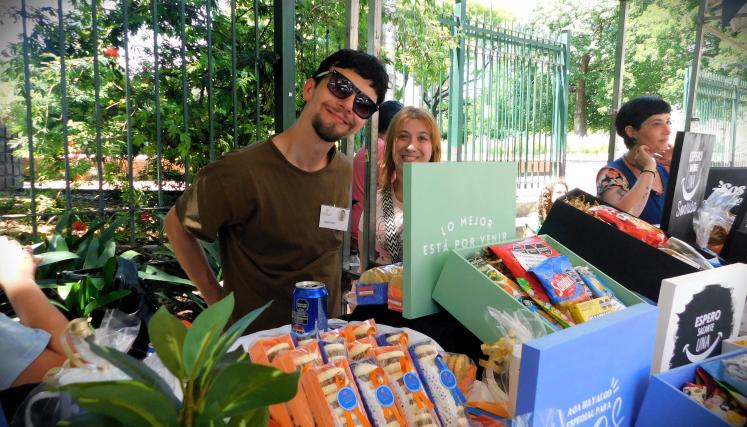 Imagen de dos emprendedores sobre su stand. Se tratan de cajas box con dulces y otros productos destinados a regalar