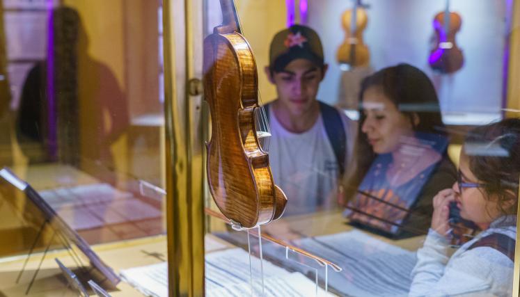 Público recorriendo la sala de Instrumentos Notables