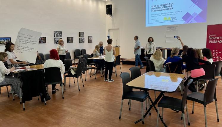 Taller de acceso a la información para personas mayores