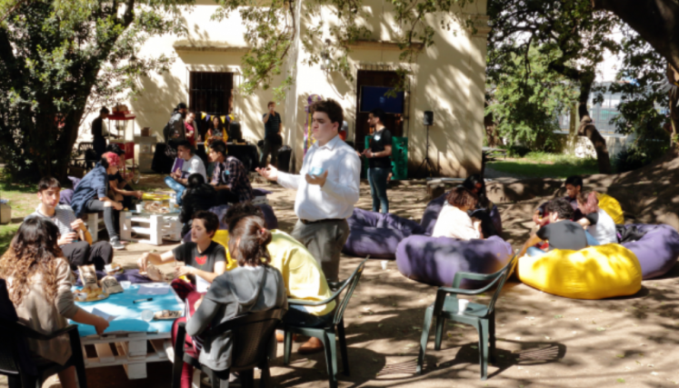 Personas en el patio del Espacio Cultural Marcó del Pont