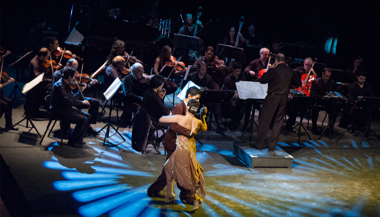 Concierto musical y danza en escenario