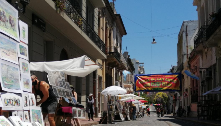 Calle con puestos de la feria