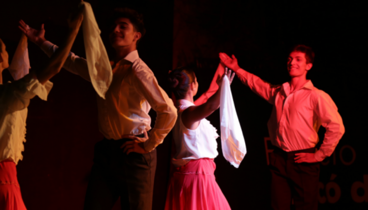 Bailarines bailando en parejas