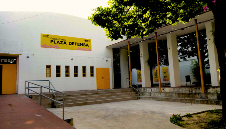 Patio y entrada del Espacio Cultural Plaza Defensa