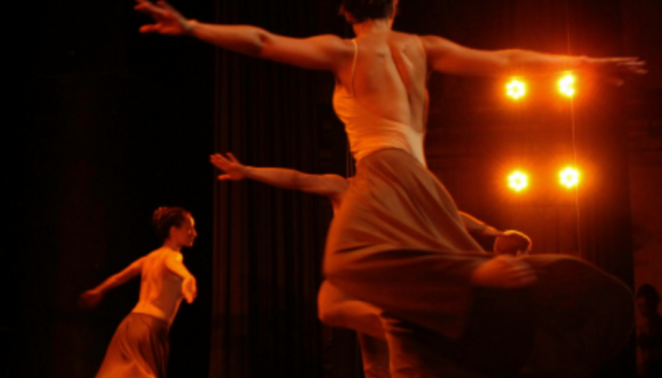 Bailarines bailando en escenario del Espacio Cultural Adán Buenosayres
