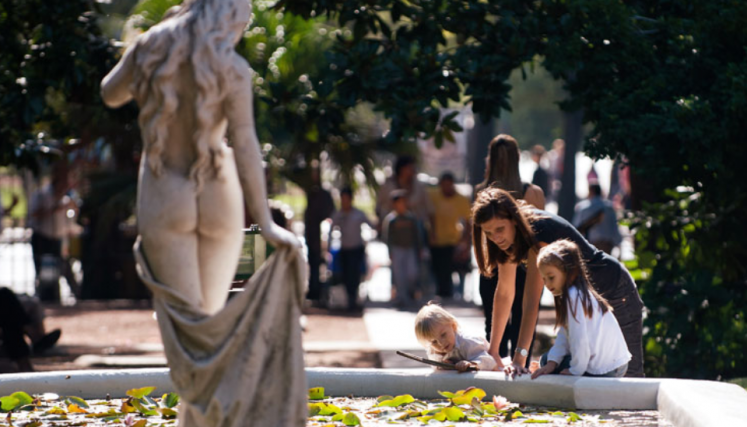 Estatua de mujer desnuda en fuente de agua