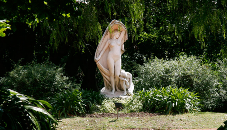 Estatuas rodeadas de naturaleza