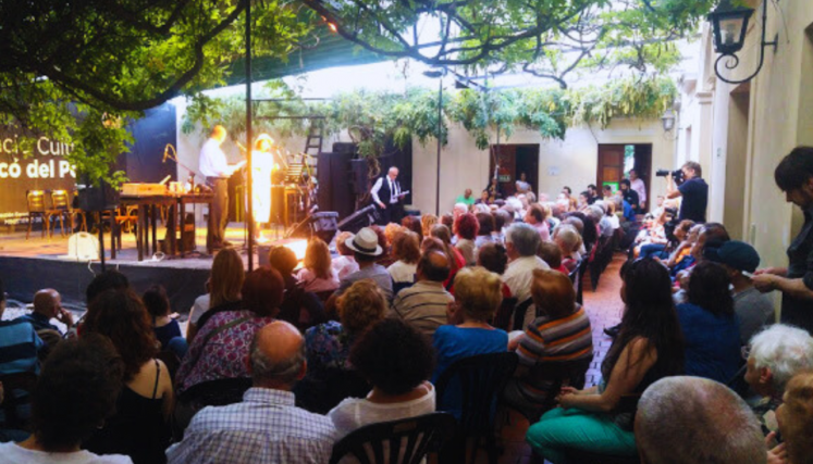 Concierto de música con público en el patio del Espacio Cultural Marcó del Pont