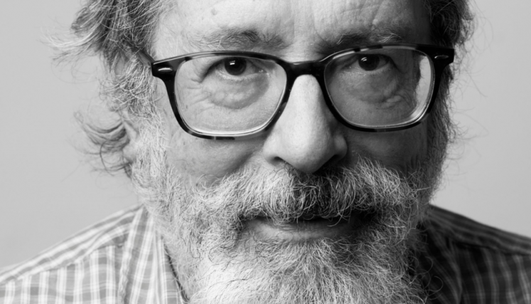 Fotografía de César Aira en blanco y negro