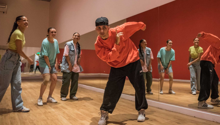 Personas bailando en la Sala de Entrenamiento Libre del Centro Cultural Recoleta