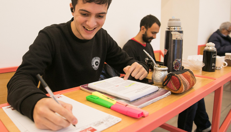 Personas estudiando y tomando mate