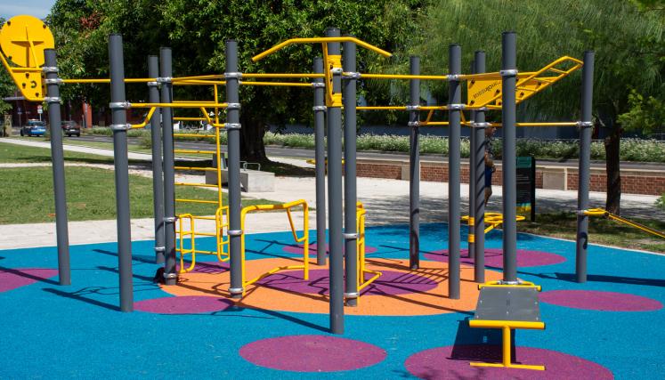 Calistenia en el paseo del bajo