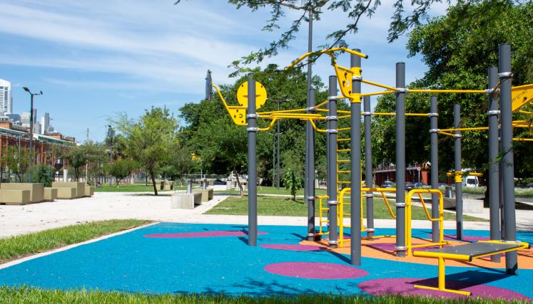 Calistenia en el paseo del bajo