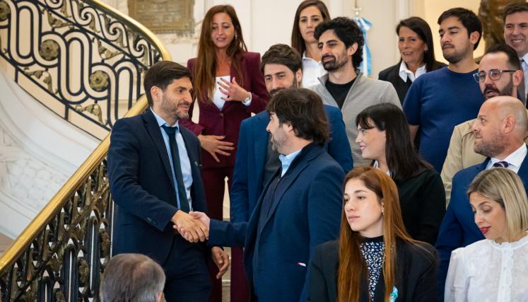 Gobernador de Santa Fe saludando al Titular del OGDAI con otros funcionarios alrededor