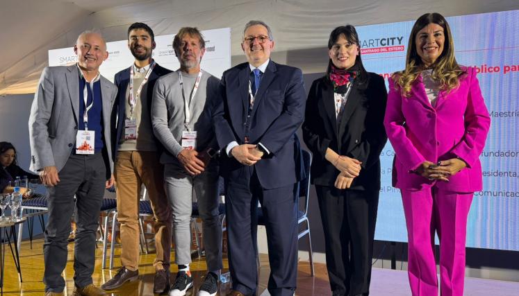 Expositores del panel posando para una foto