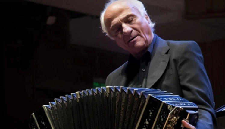 Hombre tocando el bandoneón