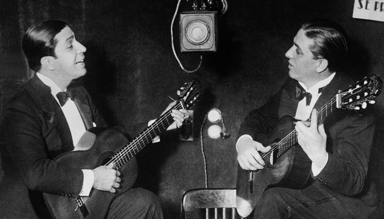 Carlos Gardel e Ignacio Corsini con guitarras en el Teatro San Martin. 03/06/1933. Col. Museo Casa Carlos Gardel
