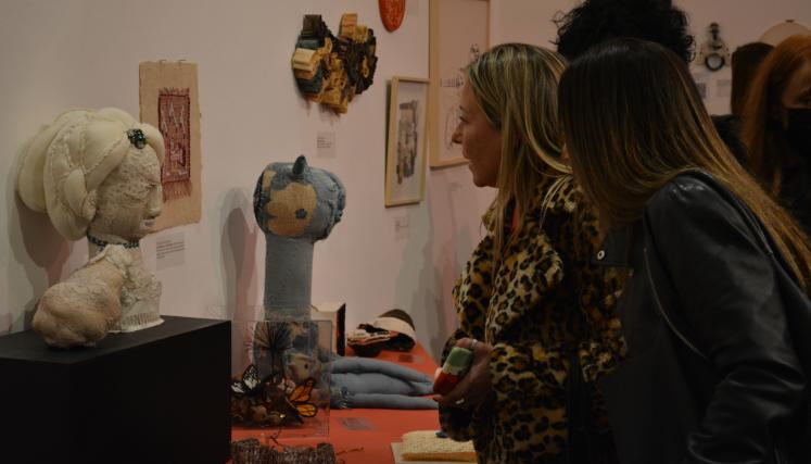 Personas mirando obras de arte