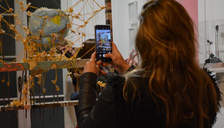 Persona sacando una foto a una obra de arte