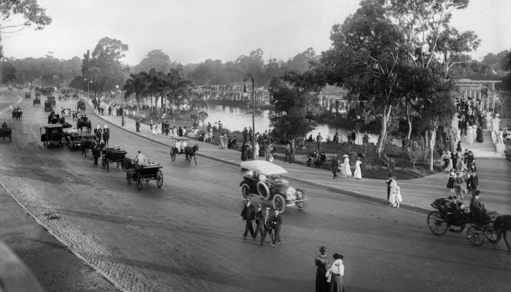 Foto antigua de calle con autos antiguos