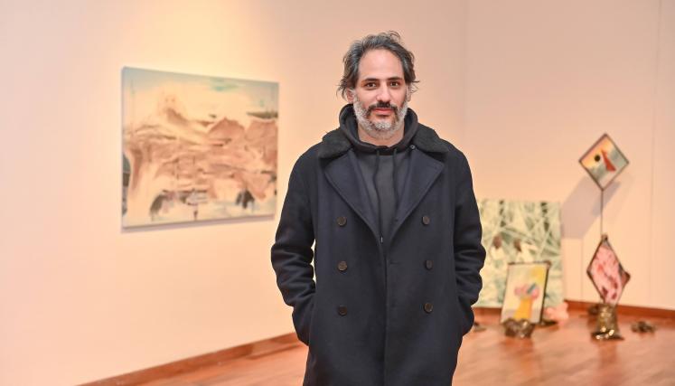 Hombre en la exposición