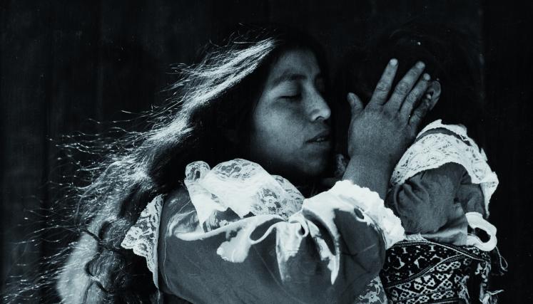 Mujer abrazando a nena