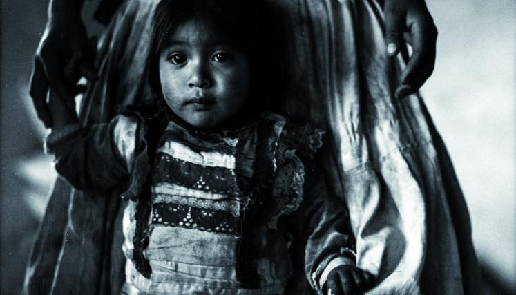 Nena tomada de la mano de la madre