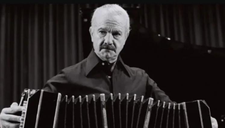 Hombre con bandeoneón