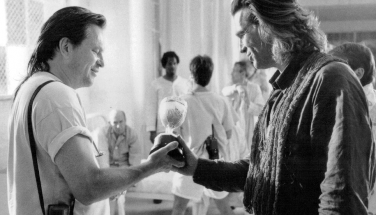 Dos hombres sosteniendo un trofeo