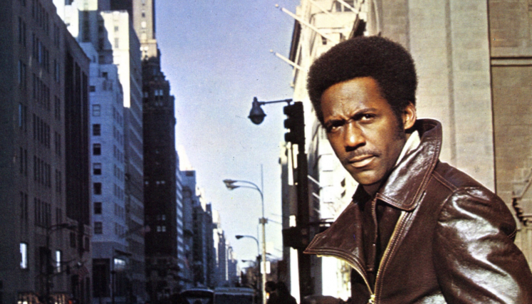 Hombre con campera de cuero en la ciudad