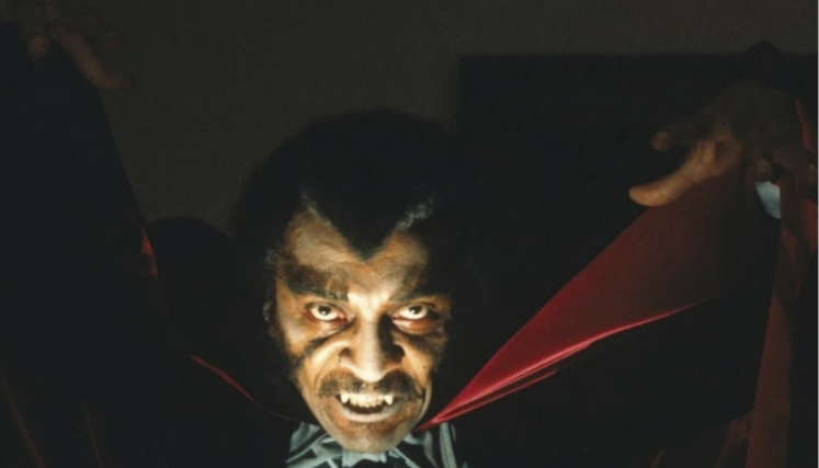 Hombre disfrazado de vampiro asustando