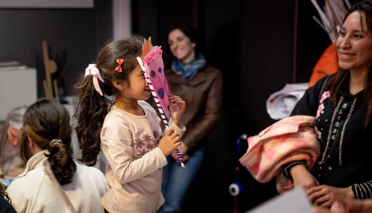 Nenes jugando con máscaras caseras