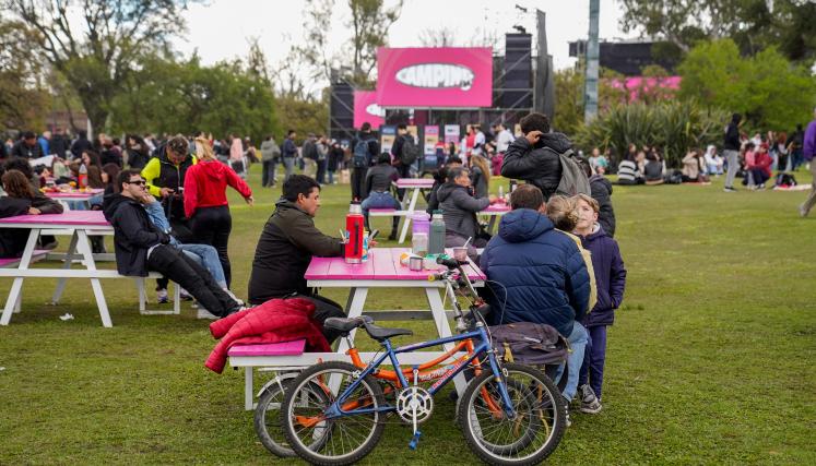 Mesas con personas en espacio verde