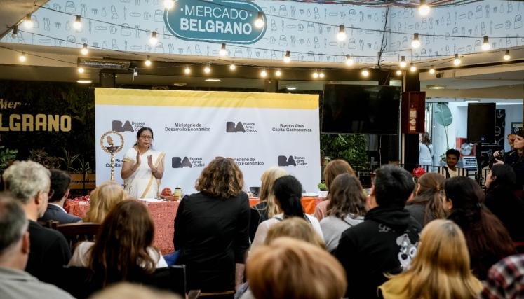 Público mirando charla gastronómica