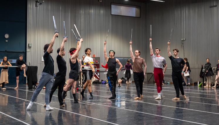 Hombres sosteniendo palos