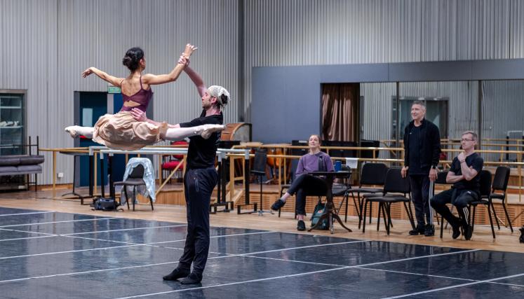 Hombre y mujer practicando ballet