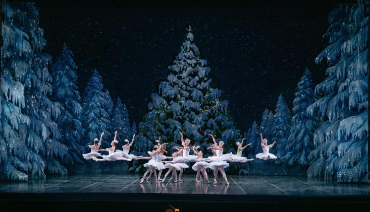 Escena teatral de ballet navideño