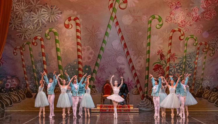 Escena teatral de ballet navideño