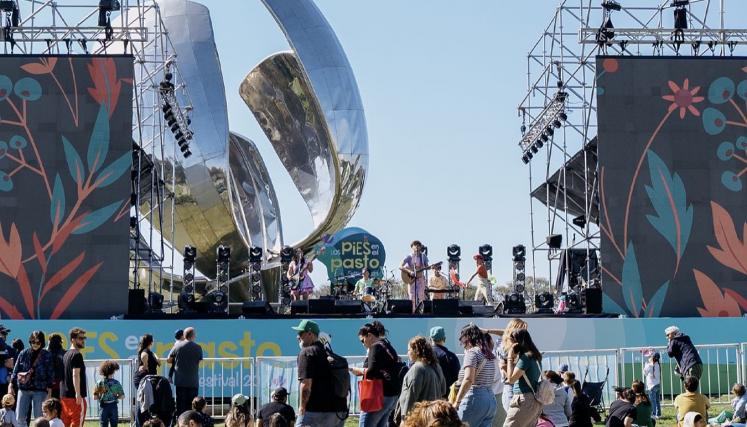 Recital adelante de la Floralis