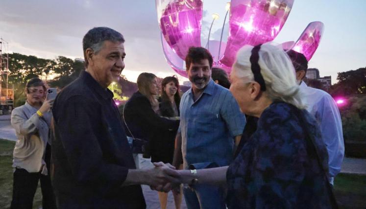 Jorga Macri tomando la mano de una señora