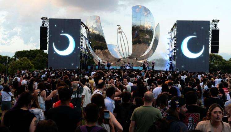 Concierto en con la Floralis de fondo