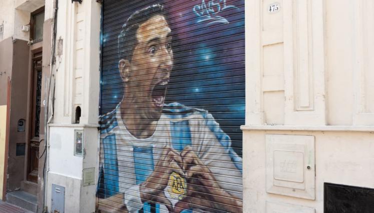 Mural de Di María haciendo un corazón con sus manos