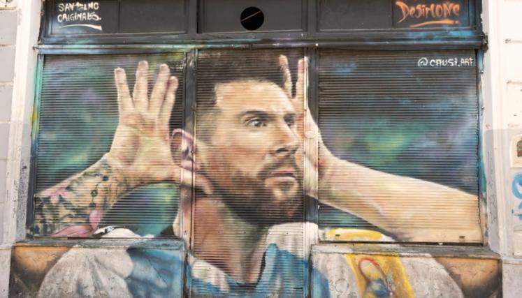 Mural de Messi con las manos en las orejas