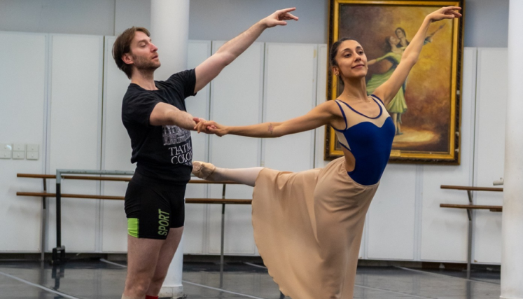Hombre y mujer bailando ballet