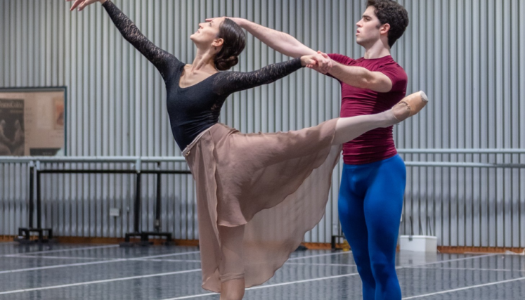 Hombre y mujer practicando ballet