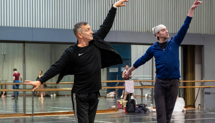 Dos hombres practicando ballet