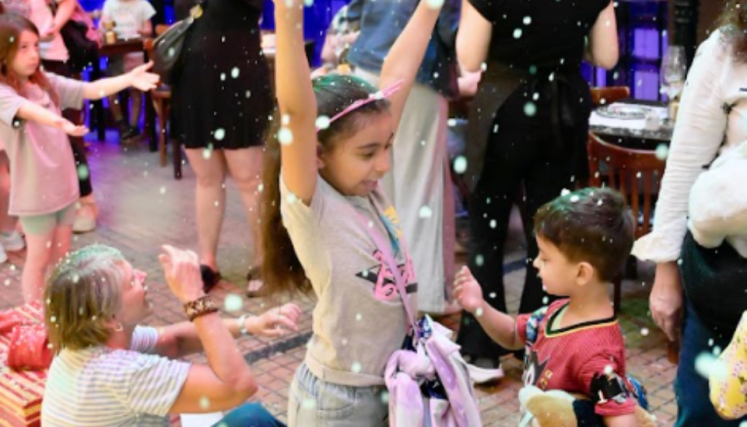 Nenes jugando en el patio