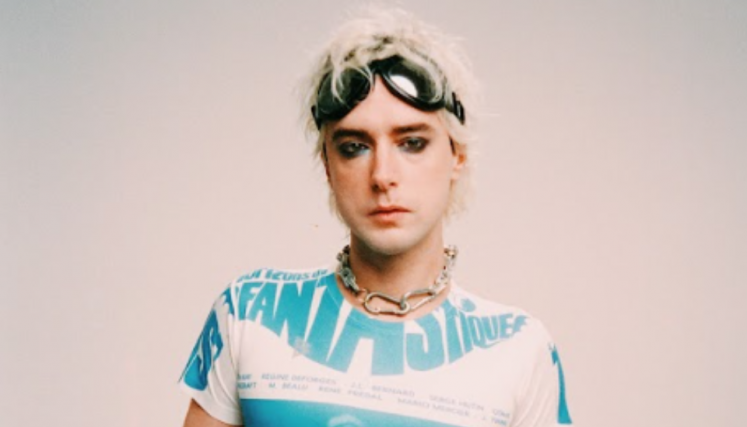 Hombre con gafas en la frente