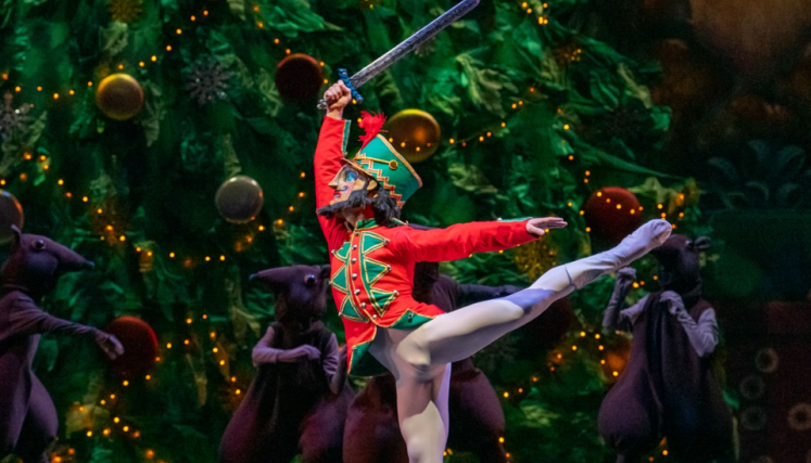 Hombre vestido de cascanueces bailando ballet